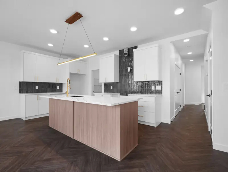 Sicily at 20624 - 43 Avenue NW — Photo of a finished Sicily, photo 1 of 3